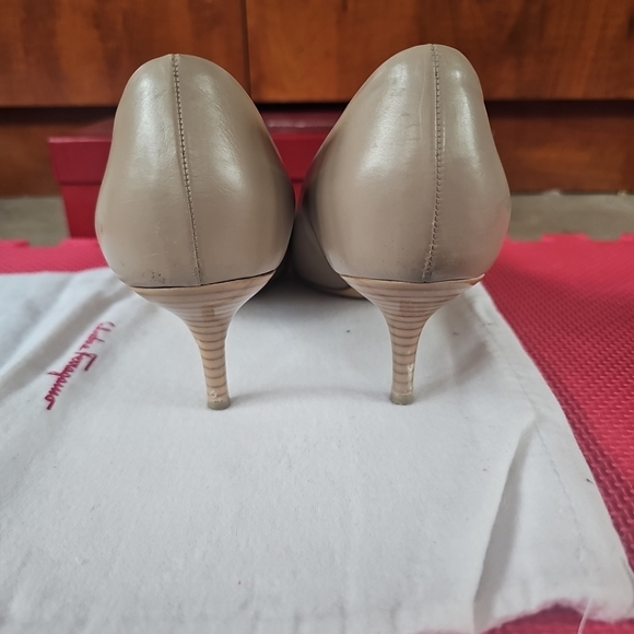 Salvatore Ferragamo Leather Low Heel Pumps Size 9B - Picture 7 of 11
